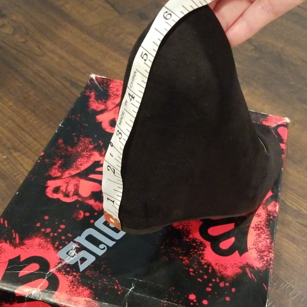 Shoes - Picture 4 of 5